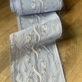 Breed katoenen band, lichtblauw met witte borduursels