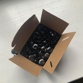 1 gros zwarte knoopjes
