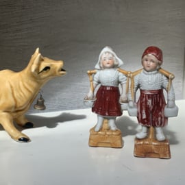 Een set van 2 porseleinen  figuurtjes