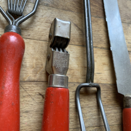 Nostalgische keukenset met rode handvaten