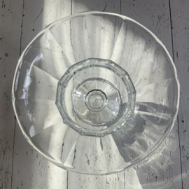 Schaal van persglas op voet