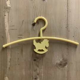 Set van 4 Vintage kinderkleding hangers ( set 2)
