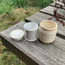 Set van 2 oude, gehavende zalf potjes