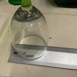 Wijnglas op lichtgroene voet
