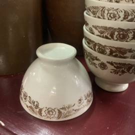 Een set brocante spoelkommetjes met bruine bloem decoratie