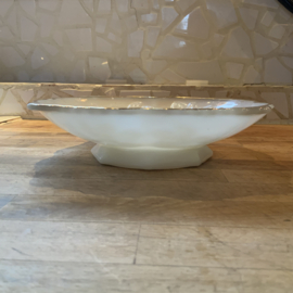 Vintage schaal van wit persglas met goudkleurige rand