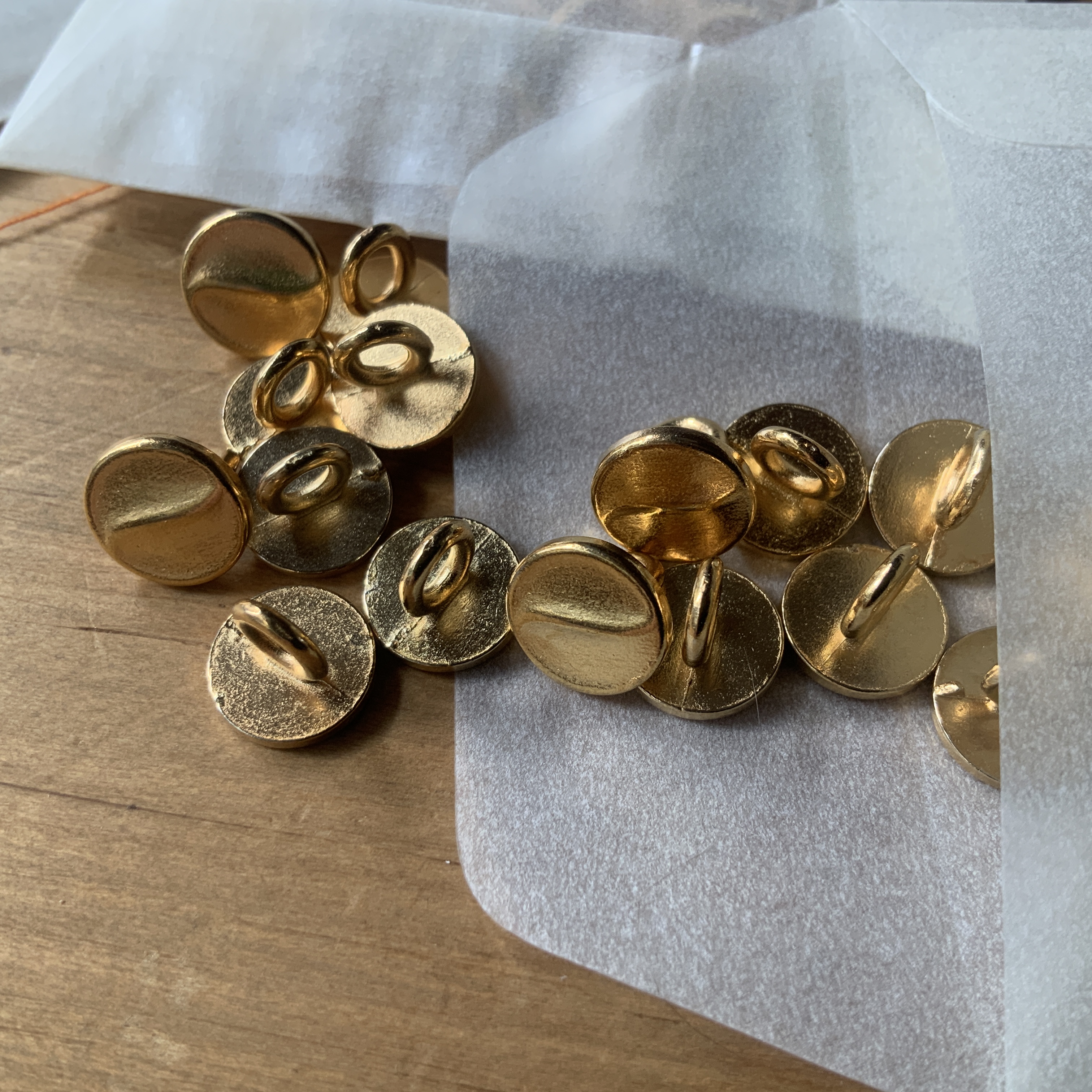 Set kleine goudkleurige knoopjes