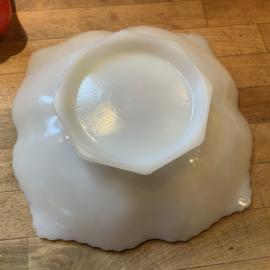 Vintage schaal van wit persglas met goudkleurige rand