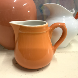 Klein oranje melkkannetje