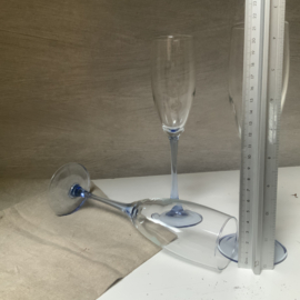 Champagne glas met lichtblauwe voet