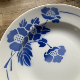 Bord met blauw spuitdecor