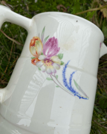 Kannetje met bloemdecoratie