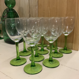 Wijnglas op lichtgroene voet