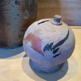 Oude , ruwe spaarpot van aardewerk