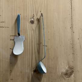 Een set emaille kinderspeelgoed