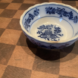 Klein schaaltje met “ zwiebelmuster” motief