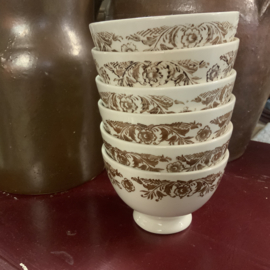 Een set brocante spoelkommetjes met bruine bloem decoratie