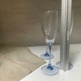 Champagne glas met lichtblauwe voet