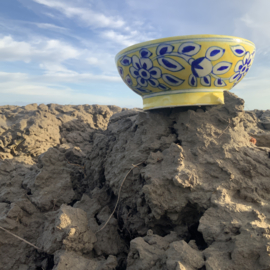 Gele schaal met bloemdecoratie