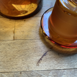 Kleine bruine apothekers pot van amberkleurig glas