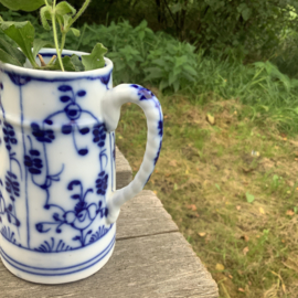 Klein porseleinen kannetje, blauwe decoratie