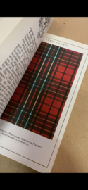 Pocket boek THE CLANS AND TARTANS OF SCOTLAND