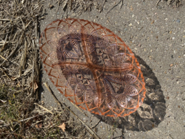 Vakkenschaal van roze glas