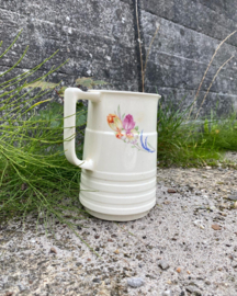 Kannetje met bloemdecoratie