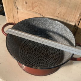Brocante vergiet, bruin /grijs geëmailleerd.