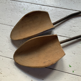 Set schoenspanners,  sleets met deels blauwe verf.