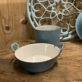 Een set emaille kinderspeelgoed