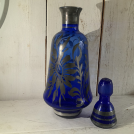Klein blauw karafje, beschilderd met zilver