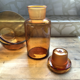 Kleine bruine apothekers pot van amberkleurig glas