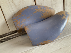 Set schoenspanners,  sleets met deels blauwe verf.