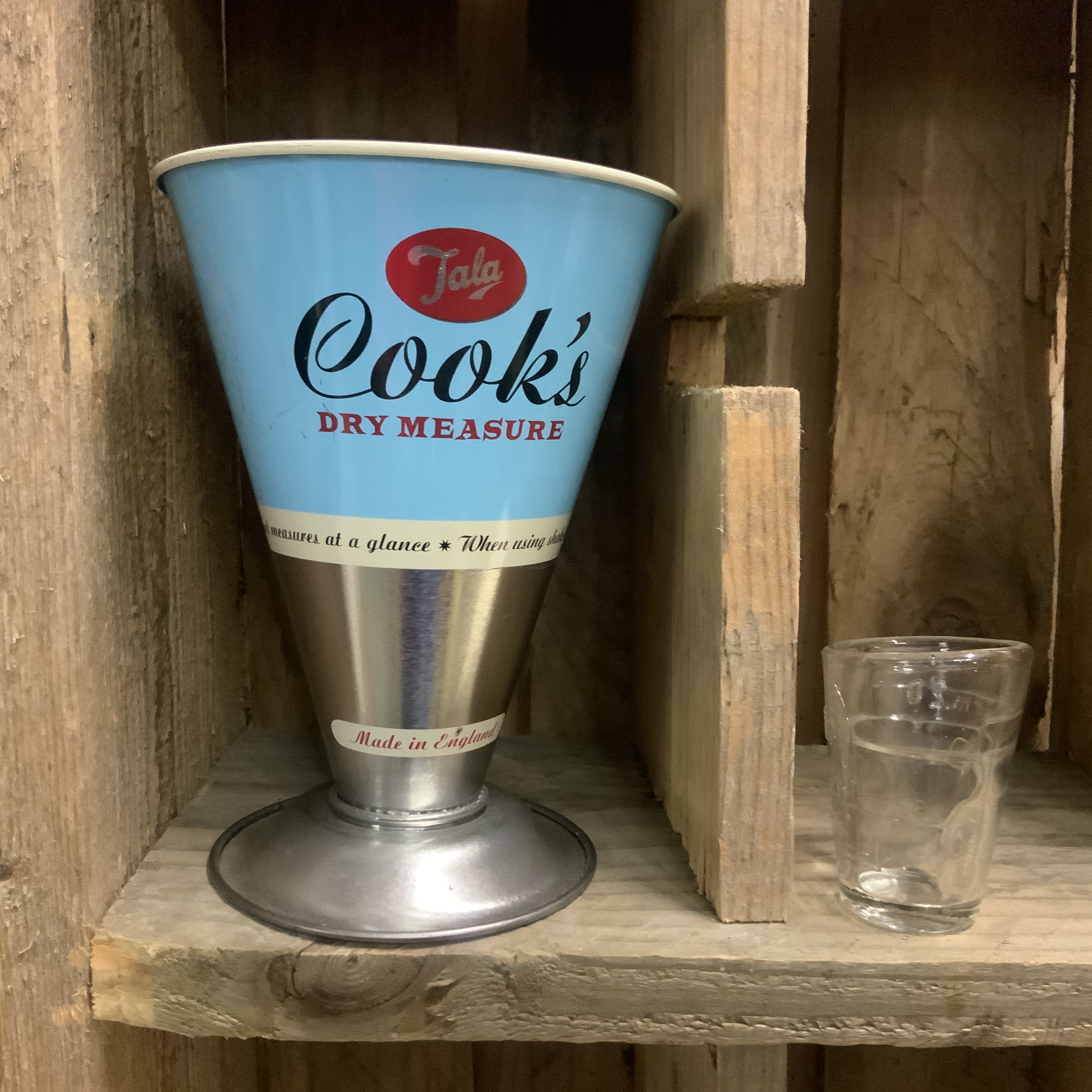 Vintage metalen maatbeker TALA