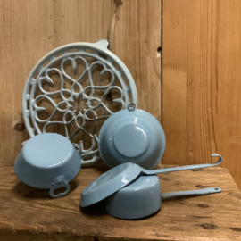 Een set emaille kinderspeelgoed