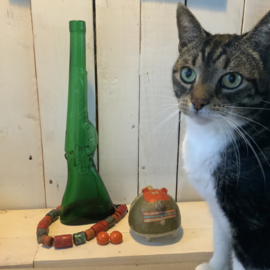 Vintage fles van groen glas in geweer vorm