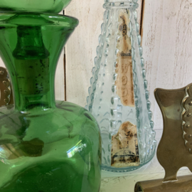 Vintage stopfles met goudkleurige stop