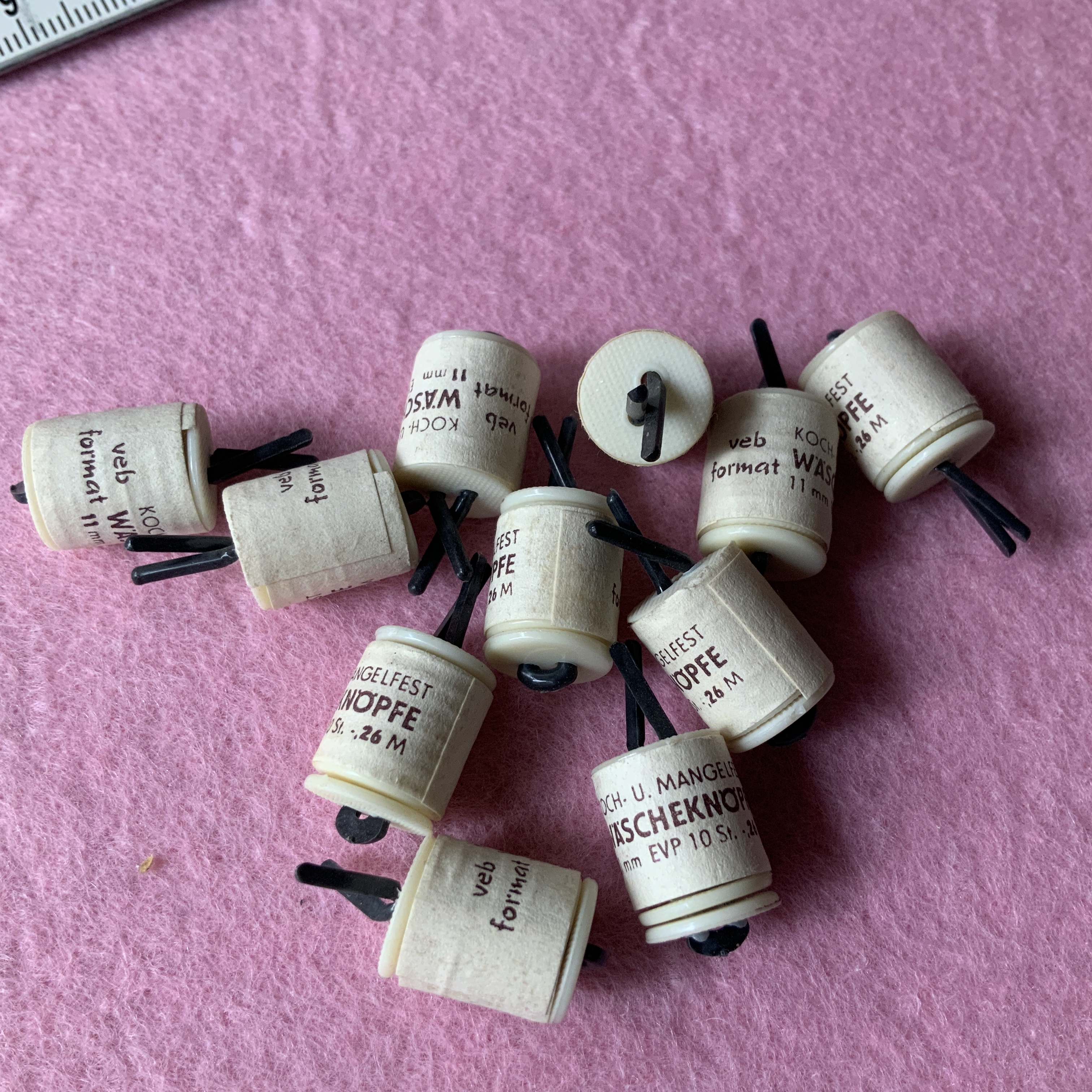 Kleine witte WÄSCHEKNÖPFE