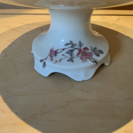 Schaal op voet met bloem decoratie