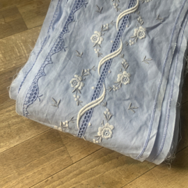 Breed katoenen band, lichtblauw met witte borduursels