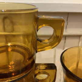 Set van 2 vintage amberkleurige kop en schotels.
