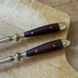 Set van 2 serveervorken. Messing met houten heft.