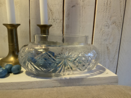 Prachtige schaal van geslepen glas.