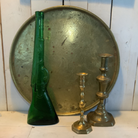 Vintage fles van groen glas in geweer vorm