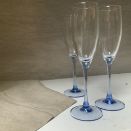 Champagne glas met lichtblauwe voet