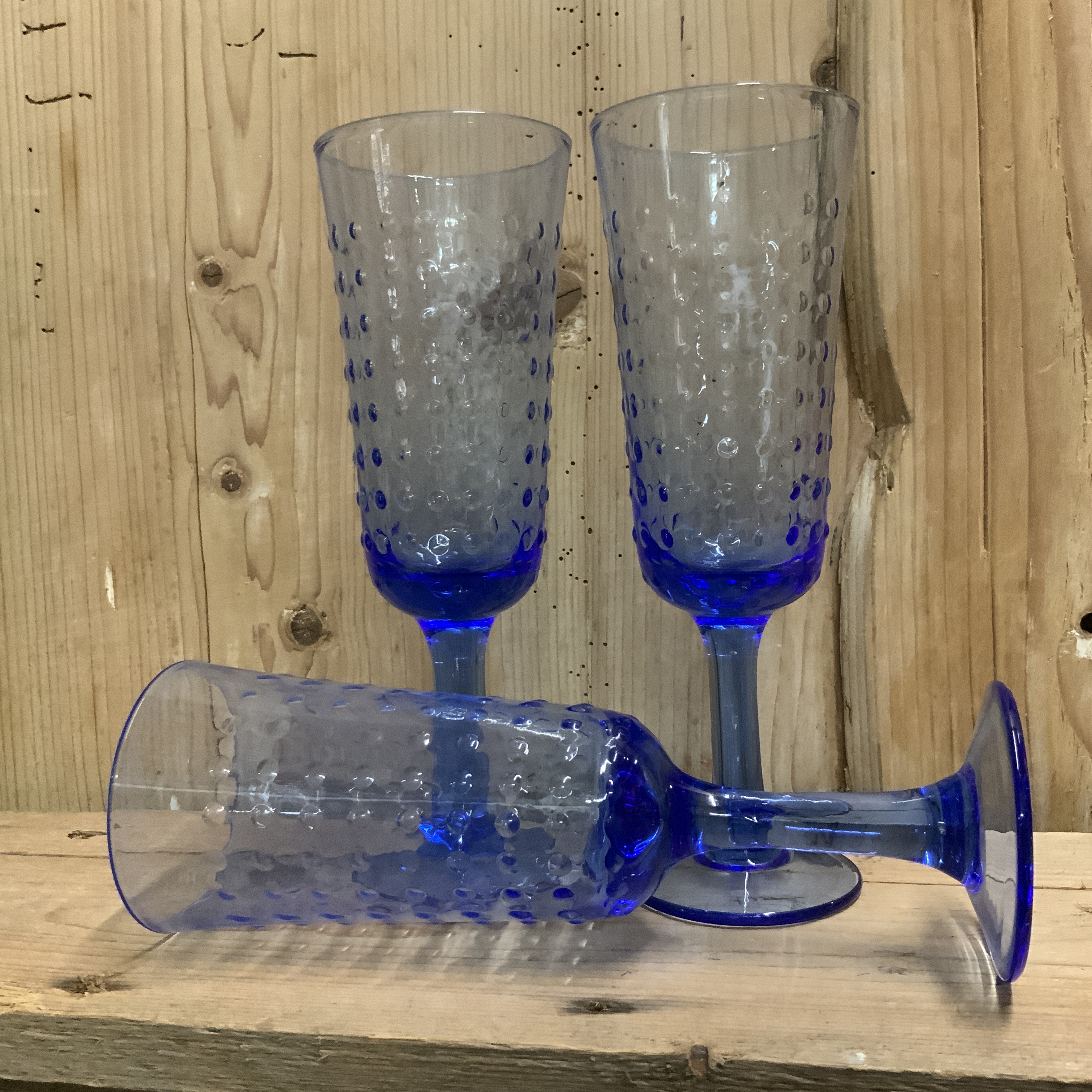 Vintage blauw glas op voet