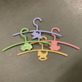 Set van 4 Vintage kinderkleding hangers ( set 2)
