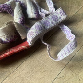 Asorti lint met lila borduur