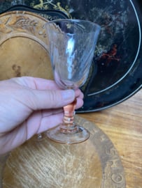 Klein ( wijn/port) glas op rose voet.